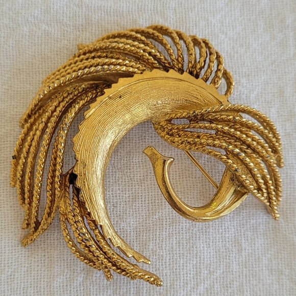 Vintage BSK Gold Tone Brooch - Unique Design - Picture 4 of 12